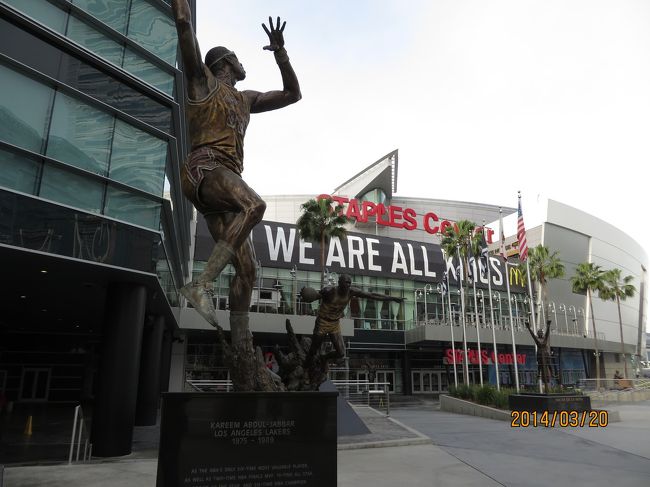今回の家族旅行のメインは長男のNBA観戦です。<br />私は残念ながら観戦予定日のフライトなので、せめて会場だけでも見ておこうと思い、レイカーズの本拠地Staples Centerへ。