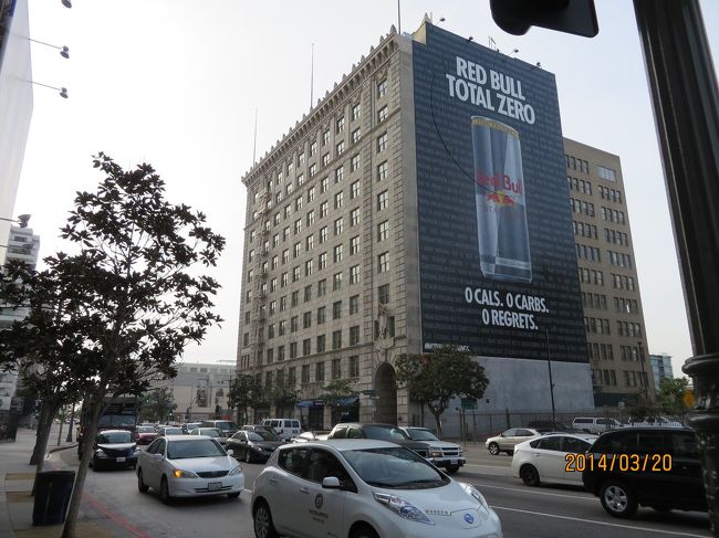 こんなデカい広告を見るとRedbullが飲みたくなります。
