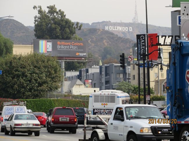 普通の街並みにハリウッドサインがあるだけですが、それだけで画になります。