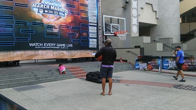 NCAAのイベントやってました。<br />ミニバス大好きな小学校4年生の娘が一緒ならここで楽しめたなぁ、と思っていたら家内から「ロス到着」とメール。