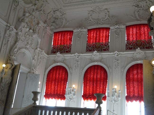 まず、入ってすぐの正面の階段<br />壁の彫刻が素晴らしい