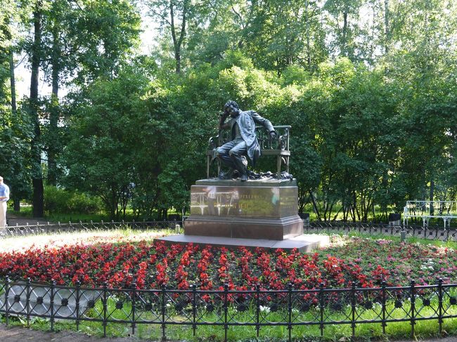 バスを降りて、エリカテリーナ宮殿に向かっています。