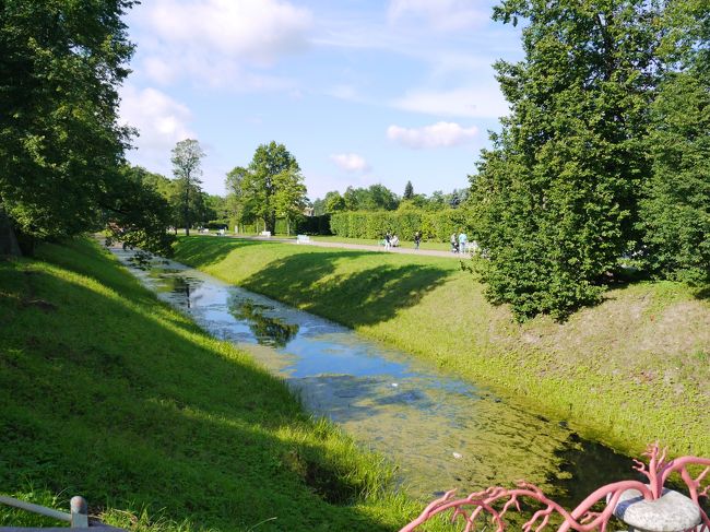 ◆エカテリーナ公園<br /><br />エカテリーナ宮殿への入場を時間規制しているのでしょうか、<br />ここで、自由行動、集合時間を指定されました