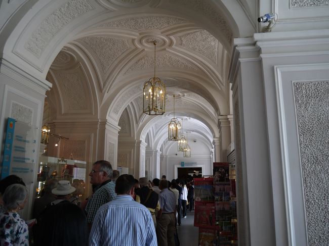 入場です。<br />中でも並びます。<br />並んでいるときに、私が友人に「ウイーンのシェーンブルン宮殿、知っている？」と話しかけたら<br />後ろから「よく似ていますね」という声が・・・同じツアー客で一人参加の方です<br />（だんだん　この辺りから､参加者との会話が増えていきます）<br />わたしも、この宮殿が似ているような気がしました。<br /><br />この両脇は、売店になっていて、高価なものが売られていいるのをガラス越しに覗きながら、 列を進みます<br />