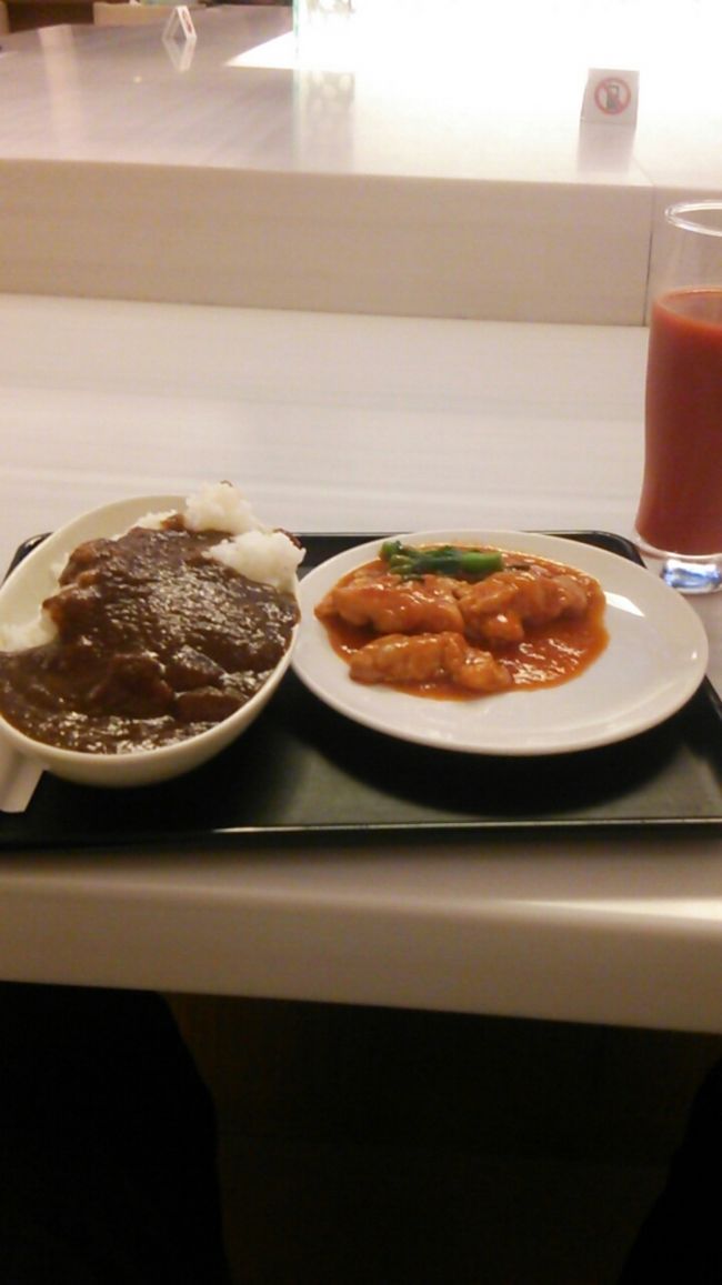 水曜日の仕事を終え、羽田空港へ。<br />JALの国際線サクララウンジは全て無料のビュッフェ形式。<br />エコノミーの機内食は期待できないですからね。