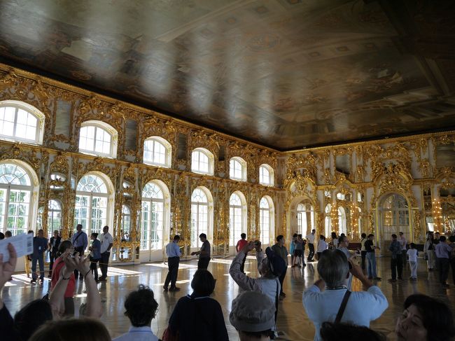 言葉を失うほど、この大広間は大変広く，舞踏をしたそうで「舞踏の間」とも呼ばれています<br />ここで、上流階級の人たちが、ウインナーワルツなど、踊ったのかしら？と思いを馳せます