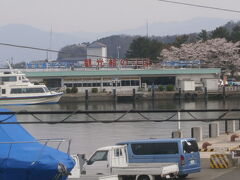 向かいには　竹生島への観光船が出ていました