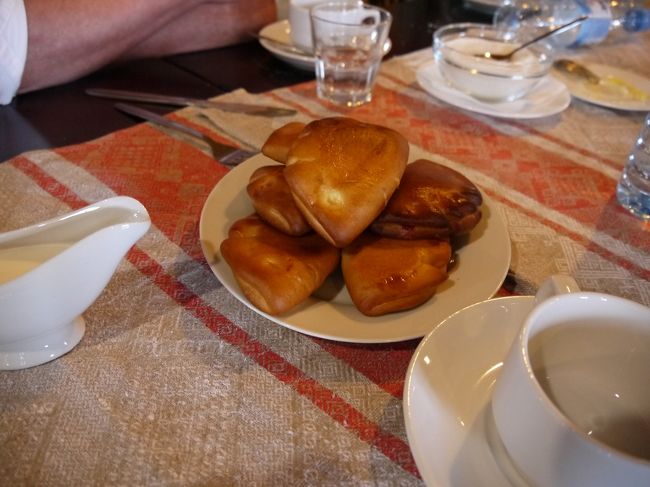 ピロシキは当然、挽肉が入っているのかと思ったら、中はジャムなんです。<br />ロシアでは，何でも中に入れるそうです。<br />揚げてあるパンは、すべて、ピロシキと言うようです。