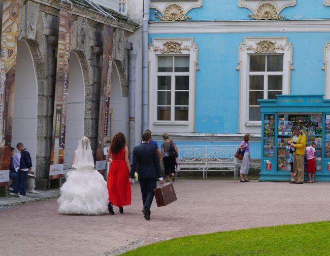 裏に出てきたら、花嫁さんに遭遇