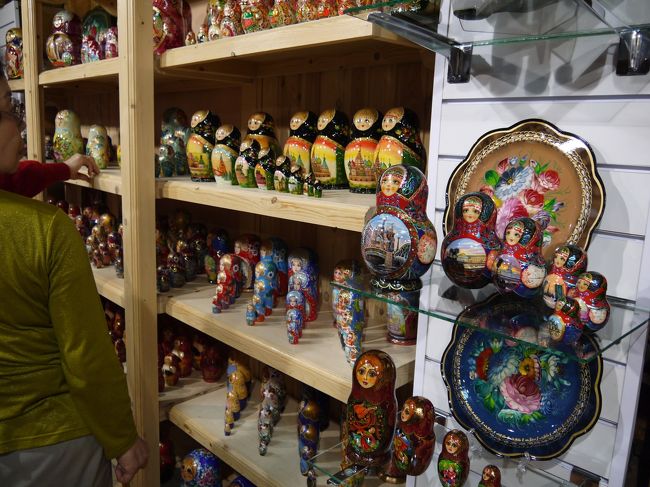 マトリョーシカ(ここではありませんが、いくつか求めました）<br />このお土産さんで､早速私たち二人、取り残されそうになります。<br /> おみやげ物、見たりしていて､後ろを振り替えってみたら誰もいなかったの（ドキッ）<br />キャンプ場のような広大な敷地にレストランが数軒、上のようなおみやげ屋さんが点在しています。<br /> 現地添乗員が何処のレストランか､探してきますと行かれて、ここで待っていたのです。<br /> 友人は、「行きますよぉ」という添乗員の声がしたような気がすると、言われたのですが<br />私は喋っていて､全く気づかず・・・<br />慌てて、店の外に出て､周りをキョロキョロ・・・<br />遙か、遙か向こうに、それらしき集団の最後の数人を見つけ、あそこだ！！って<br />土砂降りの雨のあとのぬかるんだ道を急ぎます<br />
