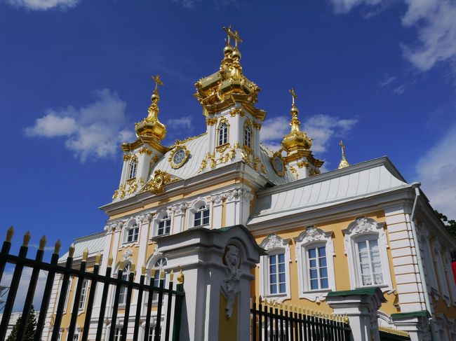 昼食後は、また１時間弱を掛けて、ペテルゴフに移動します。<br />その間、ちょうどバスの中にいるときに、大雨になります<br />　　<br />このサンクトペテルブルグというのは、朝、晴れていても、よく雨が降るそうですが雨量は多くはないようです<br />ところが、こんな雨は滅多にないと言うほど（バスからの視界が見えないほど）の土砂降り<br /><br />モスクワよりも北になりますので、気温も低めで年間通じて、３０度を超す日もあるようですが、<br />７-８月でも　平均２２度と言いますから、一番過ごしやすい時期です。<br />その代わり、降雪日数は123日間と年間の３分の一は雪が降っていることになります。<br />ネバ川が、11月から12月頃に凍結し翌年の4月頃まで完全に凍るそうです。<br /><br />運良く、バスから降りるときには、上がっています。<br /><br />◆ペテルゴフ宮殿<br />【ピョートル大帝の夏の宮殿】とも言われ、建物よりも、その庭園の噴水が見事