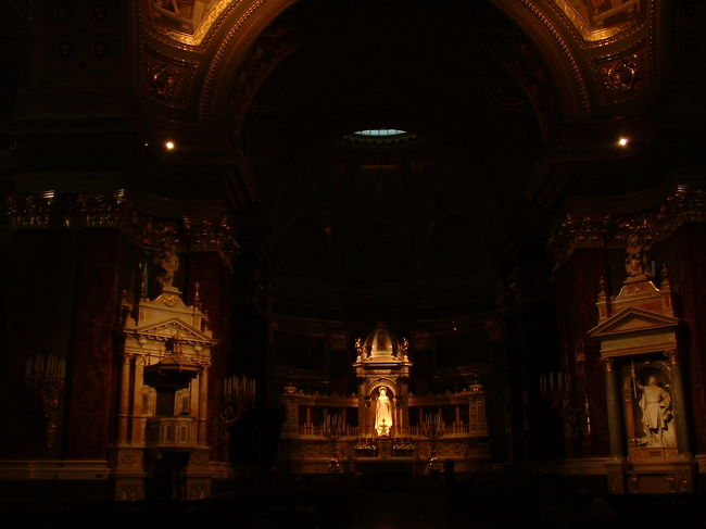 中の様子です。主祭壇に見えるのはキリスト像ではなく、聖イシュトヴァーンの像が光り輝いていました。