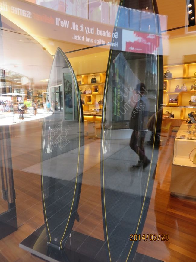 反射して見えづらいですが、ルイヴィトンのサーフボードです。