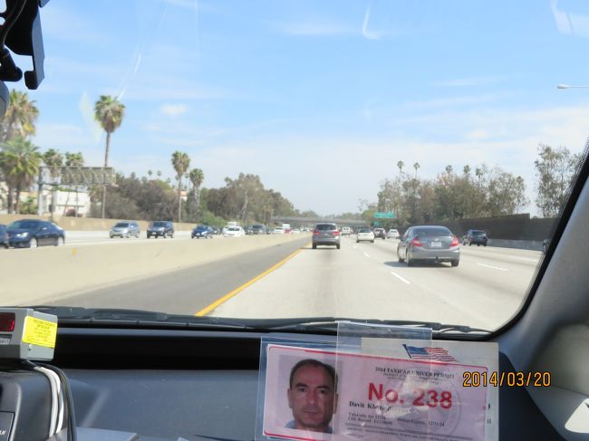 サンタモニカ滞在は2時間程。<br />予定通り、家族がディズニーランドへ向かっているとの情報が入り、急いでタクシーでダウンタウンへ。<br />ホントはバス乗りたかった…<br />しかし時間をお金で買えるのなら、とプリウスの助手席に乗り込みます。<br />この運転手さん、少しシャイな方でしたが、プリウスは燃費がイイ車だと誉めてました。