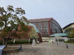 二十世紀梨記念館『なっしこ館』（倉吉市）

三朝温泉へ向かう前に、鳥取といえば梨ということで、梨のテーマミュージアムへ立ち寄りです。

すごく立派な建物！