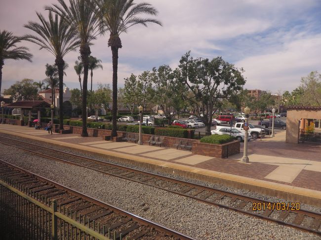 私は乗り鉄でも撮り鉄でもありませんが、景色を見ながら乗るAmtrak、なんかイイ気分です。<br />隣にキレイなお姉さまが座ったので束の間のトークを楽しみます。<br />サンディエゴの学生さんでした。<br />22年前にひとりで行ったサンディエゴを思い出します。<br /><br />因みに、私の英語力は中学卒業レベルです。