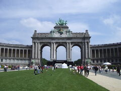 建国60周年を迎えたベルギーは（アメリカより歴史が浅いんです！）、イギリスに次いで産業革命を成功させ、南部の炭鉱などの工業が堅調に伸びていました。また近代化の父もしくは狂人レオポルド2世の下、アフリカのコンゴを植民地化したことで欧米列強の仲間入りを果たしたと勘違いし、上のような趣味が良いとは言えない新古典主義のモニュメントを次々に建てて国家権力を示していきました。
※上記は史実ですがあくまで個人的な歴史観です。

一方、産業革命で富を得たブルジョワを中心に新しい政治思想が生まれ、民主化運動につながるのもこの頃です。
そんな中、オルタをはじめ巨匠たちの手によって新芸術アールヌーヴォーが華を咲かせていきました。