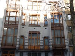 ⑪『ソルヴェ邸』 
1893年　オルタ作 
('Hotel Solvay' V. Horta) 

・知名度 ★★★ 
・インパクト ★★★ 
・アクセス ★★★ 
・現在の仕様：イベント会場 
・入場可否：△（団体予約のみ） 
・内装：http://cityzenart.blogspot.be/2010/09/lhotel-solvay.html 

オルタの傑作の一つ、大胆な曲線に沿って立体感が際立っています。彼の偉業は専ら基盤材料として使われていた鉄を初めて装飾に使ったこと。鉄の曲線についてミールスはテラスの欄干等を「蛇状線」、それを支える細かな支柱等を「鞭のしなる線」と表しています。それにしても、ヘビにムチって…。杉本彩が出てこないうちに（←ありえない）先に行きましょう。