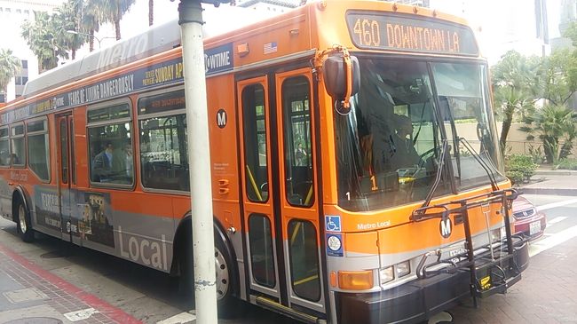 今回の目的は、<br />「公共の交通機関を使う」<br />METRO市内の地下鉄、Amtrakは長距離電車、あとは路線バスでしょう。<br />さすがにGreyhoundバスに乗る距離でもないし。<br /><br />聞くところ、ダウンタウンまでの交通機関の選択肢として、路線バスがあったんですね。<br /><br />というわけで、家族とは泣く泣くバイバイし、ディズニーランドの正面入り口から460のMETROバスでダウンタウンへ。<br /><br />普通の路線バスが普通に高速道路を走り、普通に各地の停留所で市民が乗り降りするので時間はかかります。<br />ディズニーランドからダウンタウンまで約90分。<br />これだけ乗って$2.9は破格です。<br /><br />バス後部座席にはずっとひとりで騒いでいる危険なおじさんがいましたが、皆さん完全無視です。<br /><br />やはり家族連れには向かないですね。<br />安全をお金で買うという選択肢は忘れてはいけません。