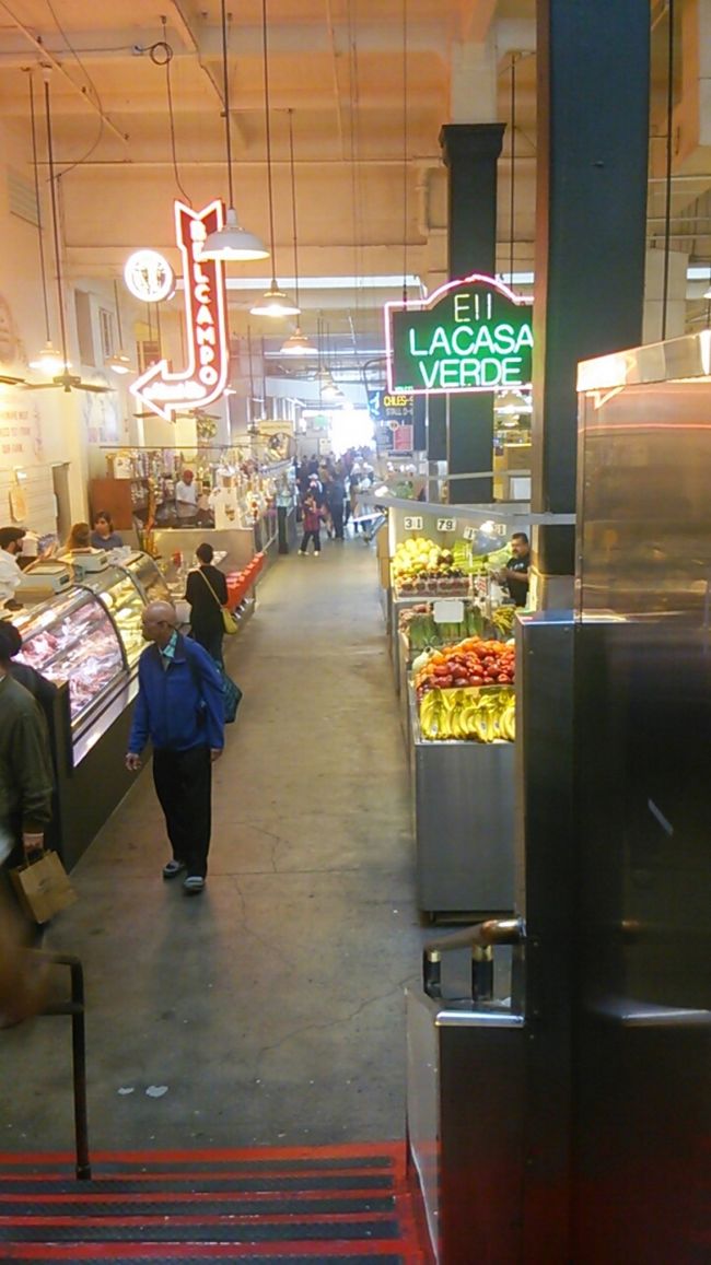 サンフランシスコ行きのフライトは15時すぎ。<br />それまでダウンタウンを散策しようと思いたどり着いのがココ、グランドセントラルマーケット。<br />http://www.grandcentralmarket.com/<br />所謂、ロス市民の台所ってやつですね。