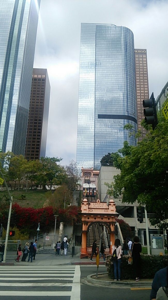 グランドセントラルマーケット前に、短い乗り物があります。<br />世界一短いケーブルカー「エンジェルスフライト」<br />今度来たら乗ってみよう。<br />