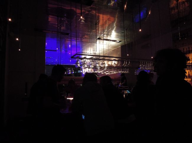 お洒落なカウンターバーやビアガーデンのような雰囲気の屋台があり、そんなにかしこまった感じじゃなくリラックスできました。