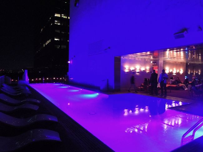 ライトアップされたプール。<br />