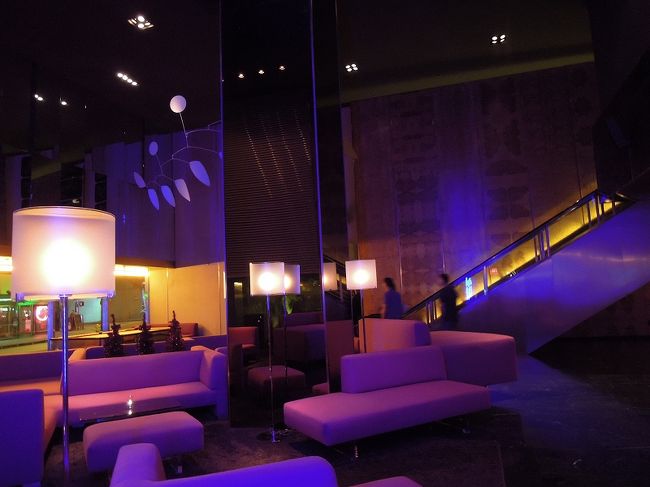 ホテルのロビー。<br />全体的にパープルの照明で、クラブっぽい感じ。