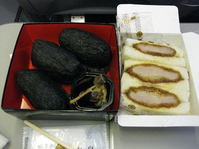 お昼は羽田で買ったカツサンドと黒いなり
