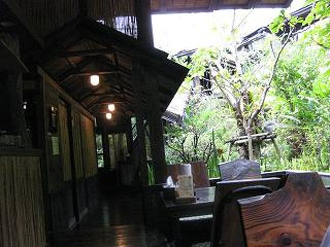 運よく（？）中庭のテラス席に案内されて<br />自然を満喫しながらランチしました