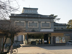 ●奈良国立博物館

何回か、この前を通った事がありますが、入るのは初めてで。
しかも“国立”と名がついているので、ちょっと背筋が伸びる想いがします(笑)。

奈良国立博物館HP
http://www.narahaku.go.jp/