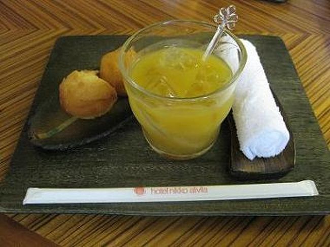 ホテルに戻り、サービスのおやつを頂きお風呂に入った後<br />夕食を食べに・・・