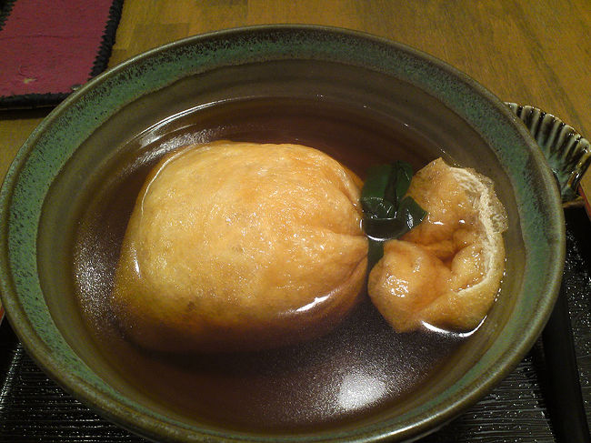 ●巾着きつね＠麺闘庵<br /><br />大きな“おあげ”さんが浮いています。<br />中をつつくと…。