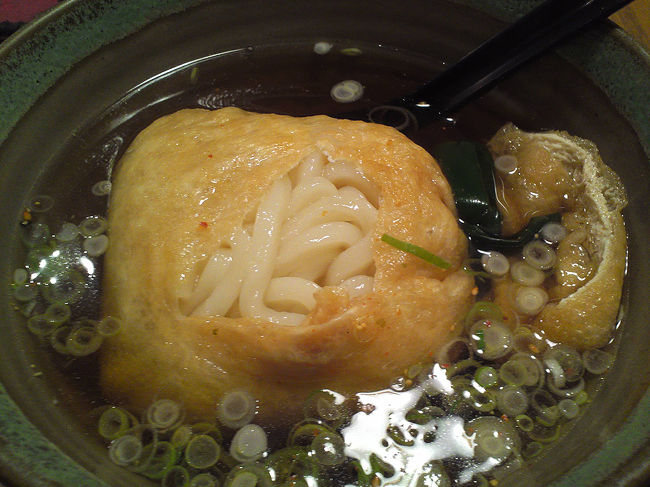 ●巾着きつね＠麺闘庵<br /><br />中には麺が。<br />非常に面白い発想です。<br />お味は…。<br />これは、出汁好きな関西人には、ちょっと…。<br />どうしてもチープな感じがして、出汁の匂いがぷんぷんしているのを好む関西の人には受けないと思います。<br />リピートは、まず無いな…。
