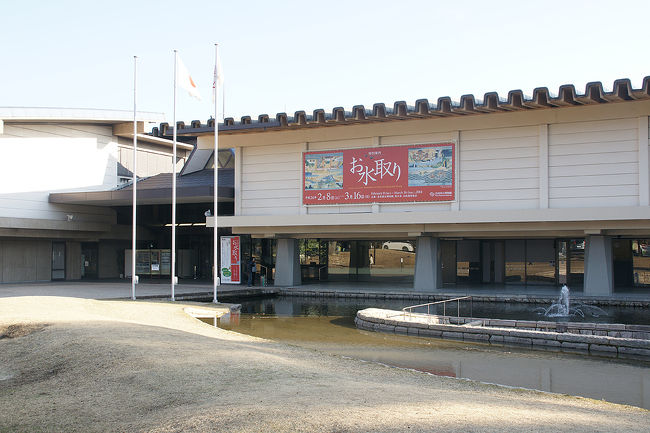 ●お水取り展＠奈良国立博物館 新館<br /><br />勿論、中は撮影禁止。<br />東大寺二月堂の“お水取り”<br />関西だけでなく、毎年全国的にニュースで流れると思います。春の風物詩ですね。修学旅行で買った絵葉書にも火の粉が降ってくるような“お松明”見た事があったので、知ってはいましたが、実際、行った事はありません。3月12日の深夜ですからね、無理です(笑)。<br />博物館の資料や展示物を見学をして、行った気になりました。<br />
