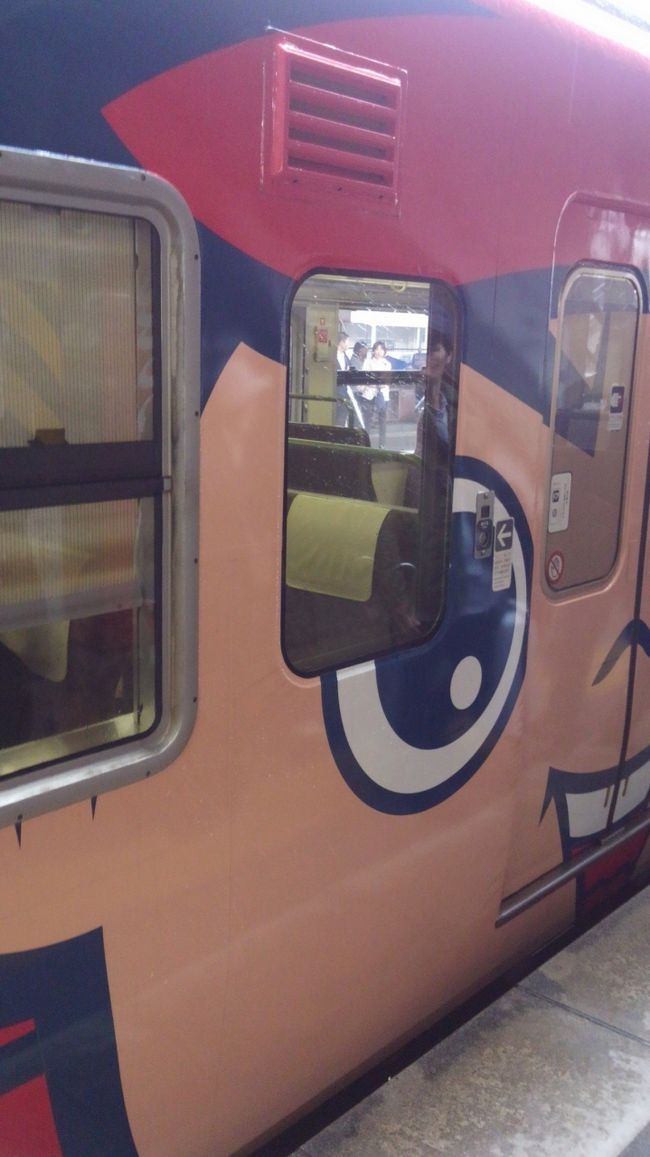 カープラッピング列車が入線。