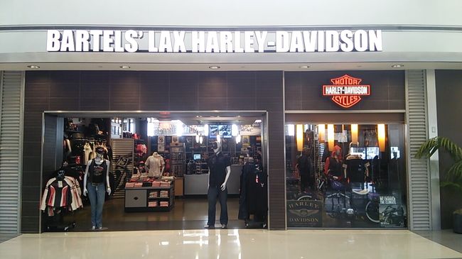 FRYAWAYでロサンゼルス空港のアメリカン航空カウンターに行くと、私が乗る予定のサンフランシスコ行きはキャンセルになったと。急遽ユナイテッド航空に振替。<br />アメリカン航空からユナイテッド航空カウンターまで結構遠いのですが無事チェックイン。<br />ユナイテッド航空には、さり気なくハーレーショップがあります。<br />渋い。