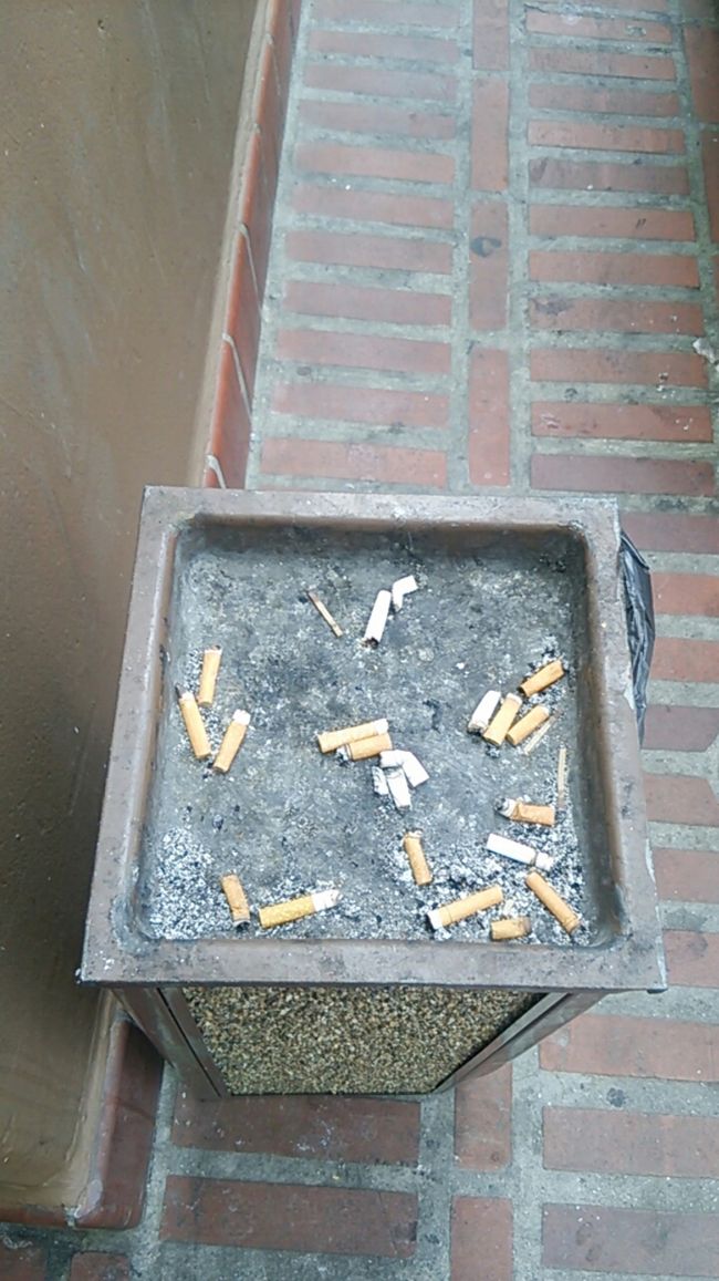 タバコはフィルターギリギリまで吸うものなのです。<br /><br />因みにカルフォルニア州は条例で建物内全て禁煙なので、屋外の喫煙所でしかタバコは吸えません。<br />