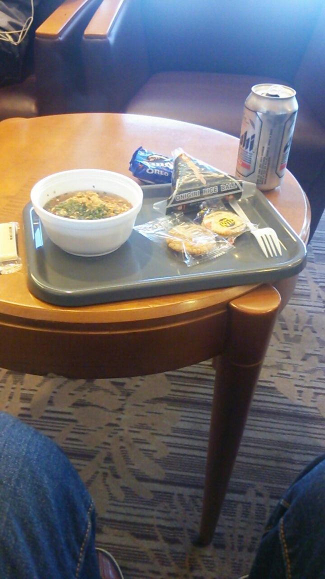 サンフランシスコのJALサクララウンジでチキンラーメンとおにぎりとアサヒスーパードライをいただきました。<br />さすがJAL、日本人の心を掴んでますね。