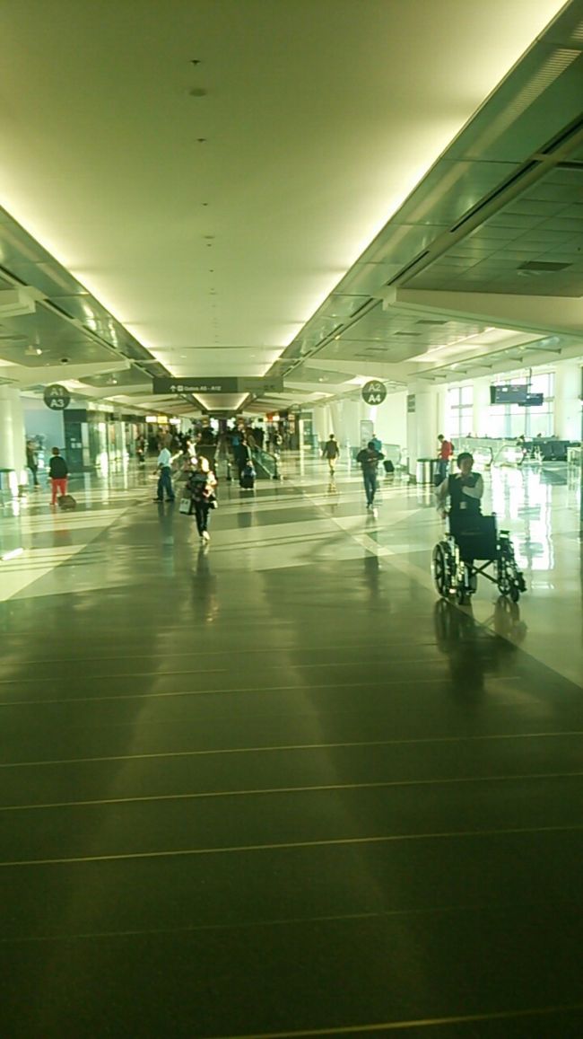 アメリカ本土3泊4日間の旅が終わります。<br />羽田空港到着は日曜日の22時過ぎ。<br />94時間日本から離れ、本土滞在時間は約72時間。<br />その内ロサンゼルス滞在時間は約65時間。<br /><br />たった1日でしたが家族と過ごすディズニーランド、地下鉄・長距離電車・路線バスと公共の交通機関を使用した移動、憧れのサンタモニカ訪問と、短期間ながらも自分なりに満足の行く旅でした。