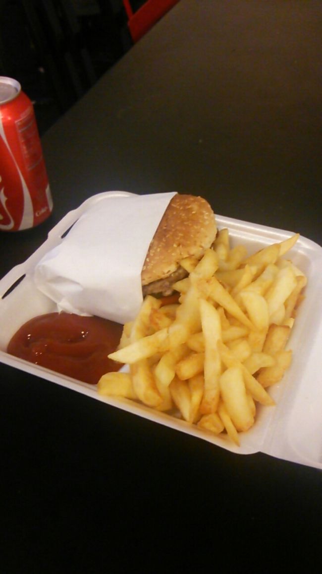 セントラルマーケットで初バーガー。<br />デカいです。<br />