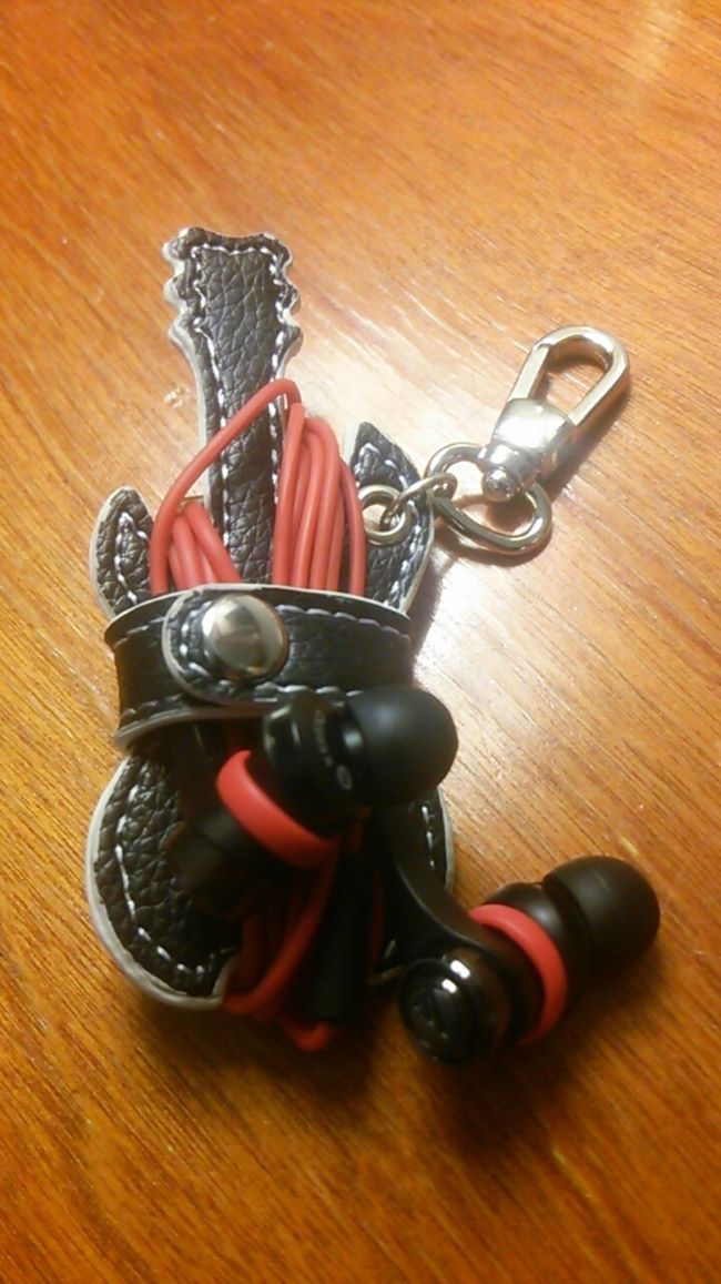 今回のお気に入りみやげは、サンフランシスコで見つけたギター型イヤホン収納キーホルダーです。