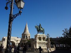 漁夫の砦

10月11日（木）　09：45　 

初代ハンガリー王イシュトヴァーンの騎馬像と青空に映える円錐形の屋根が印象的。 

マジャール人の７つの部族を表して三角の尖塔が７つあります。




