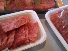 あびこの、
「肉卸肉のオカヤマ直売所」で場所を移しまして、
ディナーです。

焼き肉屋からそのまま買ってきたものを、
焼けますよ、肉屋屋なので安いし、
良い肉買っちゃいましたよ