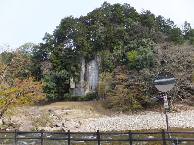 川向には岩壁に彫られた高さ11.2ｍの弥勒如来像磨崖仏があります。<br />鎌倉初期のもののようです。<br />