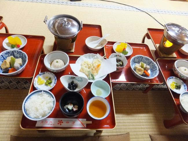 20時頃、天徳院さんに到着。<br />加賀百万石・前田家三代利常公夫人珠姫の菩提所として元和8年(1622年)に建立された由緒ある宿坊です。<br /><br />夕食の精進料理。<br />思った以上に寒かったので、温かいご飯とお吸い物、うどんはとても温まりました。<br />ごま豆腐もとても美味しかったです。<br />