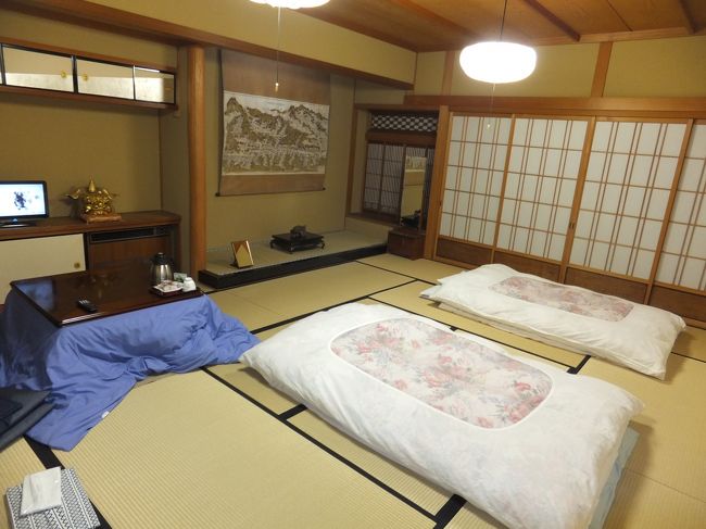 12畳位の広い部屋で驚きました。<br />隣部屋とはふすまの仕切りなので、声とか聞こえますし、鍵もありません。