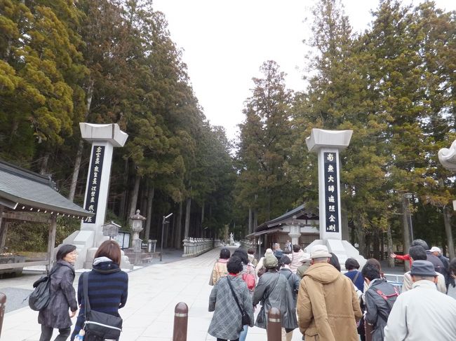 7：40にバスで数分の奥之院へ。<br />このあと吉野山へ移動するので、現地の案内人の方も大急ぎで進んで行きます。