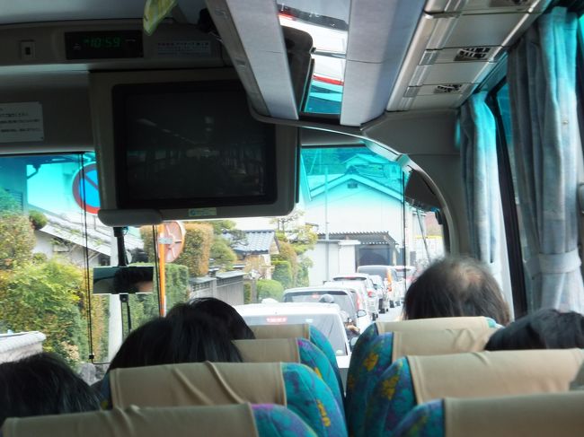 トイレ休憩も兼ね、OPのお弁当受取の為、柿の葉寿司で有名な店によったのでお土産にあぶりサーモンのお寿司を買いました。<br />翌日食べましたが、普通のサーモンとはまた違って美味しかったです。<br /><br />吉野山に行く道は1本しかないそうで渋滞にはまりました。<br />