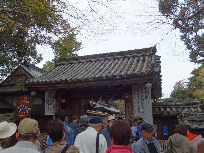 12：45　吉水神社　<br />ここも世界遺産。<br />源義経が静御前と共に逃げてかくまってもらったり、豊臣秀吉の花見の本陣なった場所だそうです。<br />中に入る時間は無いので入口まで。後ろ髪をひかれる思いで駆足で戻りました。<br />